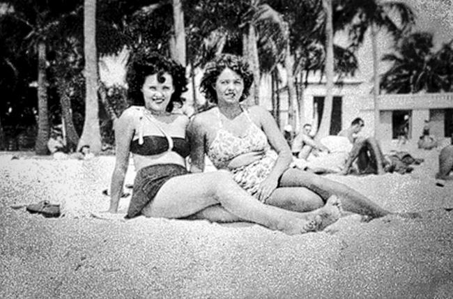Elizabeth-Short-Summer-1946-with-friend-Marge-Dyer-at-CA-beach