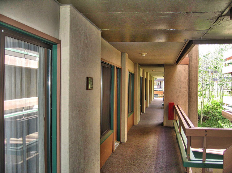 Wildwood-Inn-hallway